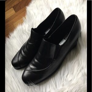 Munro American Black Leather Slip On Heel Shoes